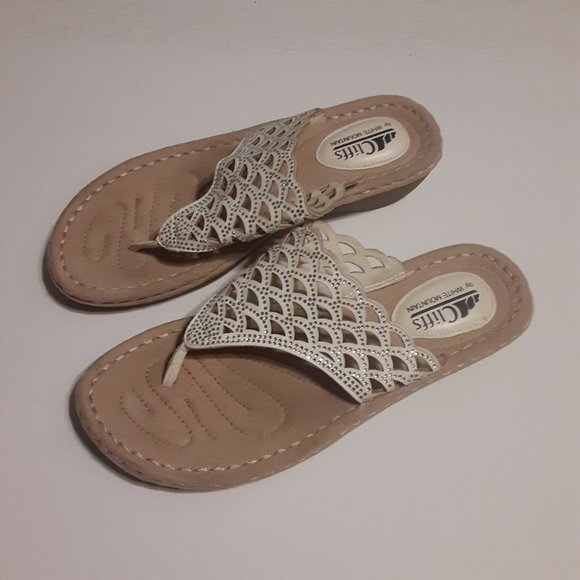 Cliffs Cienna Women's Cushioned Footbed Low Wedge Thong Sandals Stone Design - Picture 2 of 5